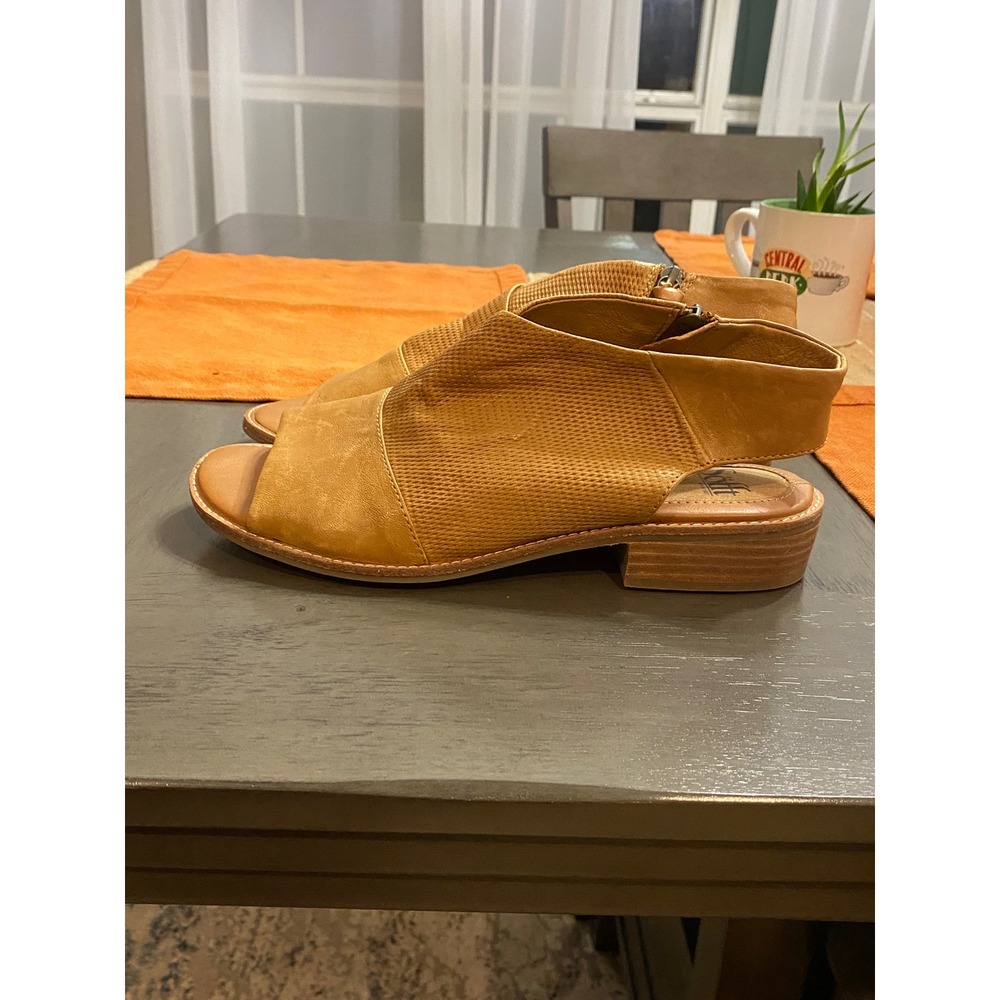 Sofft Womens Tan Leather Perforated Slingback Sandals Size 9.5